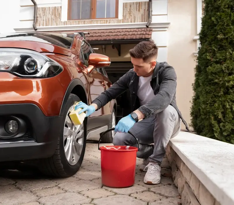 Lavage auto à domicile La Remuée : professionnel intervenant sur un véhicule